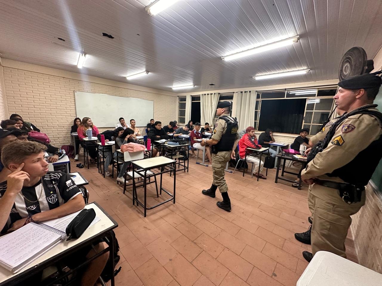 A Polícia Militar realizou uma ação de Patrulha Escolar na Escola Estadual Lamartine de Freitas, em Congonhas, abordando temas essenciais para um ambiente escolar mais seguro. Saiba mais!